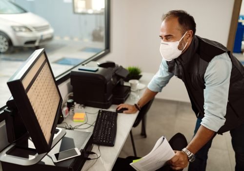 foreman-auto-mechanic-workshop-using-desktop-pc-office (1) (1) (1)